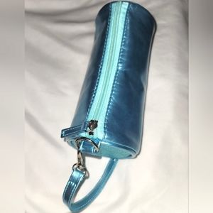 Very cute aqua barrel bag